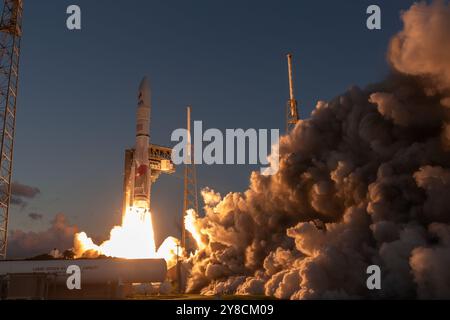 Cap Canaveral, États-Unis. 04 octobre 2024. ULA a lancé sa nouvelle mission d'essai Vulcan CERT-2 à 7h25 ED du SLC-41 Sunrise avec deux millions de livres de poussée Cape Canaveral Brevard County Florida USA. (Photo de Scott Schilke/SipaUSA) crédit : Sipa USA/Alamy Live News Banque D'Images