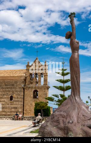 Statue de la sculpture de la liberté et l'église orthodoxe grecque d'agios Nikolaos Molos sur la place Dionysios Solomos dans la ville de Zante, ville de Zakynthos, Grèce Banque D'Images