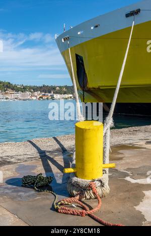 grand navire océanique fixé à une borne dans les quais avec une corde épaisse ou un hawser amarrant le navire à la jetée à travers deux guides-câbles sur les arcs. Banque D'Images