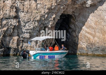 Touristes sur l'île grecque Ionienne de Zante ou Zakynthos visitant les grottes de Keri lors d'une excursion en bateau loué ou loué Banque D'Images