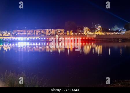 vue nocturne de la ville avec un éclairage coloré de l'image d'angle différent est prise au couloir du temple mahakaleshwar mahakal ujjain madhya pradesh inde. Banque D'Images