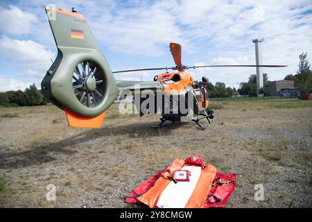 Duesseldorf, Deutschland. 04 octobre 2024. Hélicoptère de sauvetage SAR, exercice de contrôle des catastrophes LOKI24 à Duesseldorf-Hubbelrath, 4 octobre 2024, crédit : dpa/Alamy Live News Banque D'Images