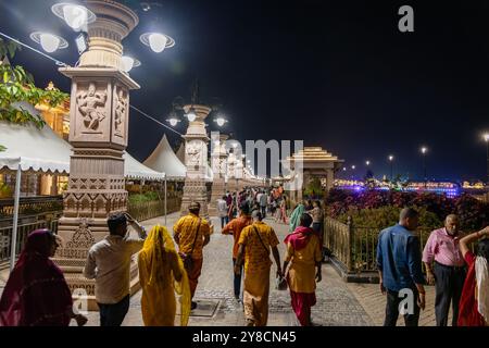 les gens marchant à l'extérieur du couloir du temple sacré hindou artistique la nuit, l'image est prise au couloir du temple mahakaleshwar mahakal ujjain madhya pradesh Banque D'Images