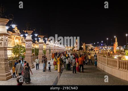 les gens marchant à l'extérieur du couloir du temple sacré hindou artistique la nuit, l'image est prise au couloir du temple mahakaleshwar mahakal ujjain madhya pradesh Banque D'Images