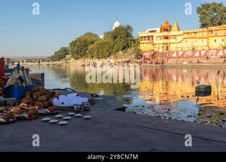 Offrandes religieuses à Holy River Bank dans la matinée à partir d'une perspective unique L'image est prise à shipra River ujjain madhya pradesh inde le mars Banque D'Images