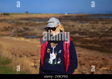 Kingsbarns, Fife, Royaume-Uni. 4 octobre 2024. Alfred Dunhill Links Golf Championship, Round 2 ; l'actrice Kathryn Newton sur Kingsbarns Golf Links, lors de la deuxième manche du Dunhill Links Championship Credit : action plus Sports/Alamy Live News Banque D'Images