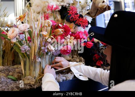 New York, États-Unis. 04 octobre 2024. Workers a mis la touche finale à fleurs de villes ARTISTE, une série de mannequins à revêtement floral de 10 pieds de haut, exposés dans les boutiques et restaurants de Hudson Yards à New York le vendredi 4 octobre 2024. Photo de John Angelillo/UPI crédit : UPI/Alamy Live News Banque D'Images