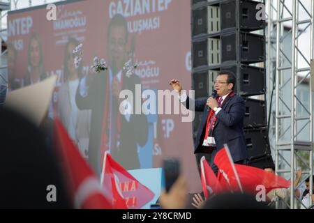 Gaziantep, Turquie. 26 avril 2023. Le maire d’Istanbul, Ekrem Imamoglu, du Parti républicain du peuple (CHP), se joint à un rassemblement électoral dans le centre de la ville de Gaziantep, dans le sud de Turkiye. Des élections présidentielles et législatives doivent avoir lieu à Turkiye le 14 mai Banque D'Images