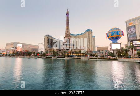 Las Vegas, NV, USA - 03 septembre 2024 : le Strip, la sphère et la réplique complète de la Tour Eiffel en journée Banque D'Images