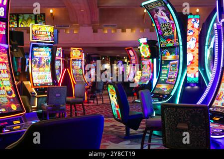 Las Vegas, États-Unis - 3º septembre 2024 : les touristes parient sur les machines à sous (jeux de machines à sous) à l'intérieur du casino de luxe à Las Vegas, une capitale de jeu des États-Unis Banque D'Images