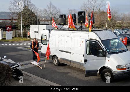 Les employés DE SEITA manifestent contre la fermeture du tissu de cigarettes, Rioms, Puy-de-Dôme, région Auvergne-Rhône-Alpes, France Banque D'Images