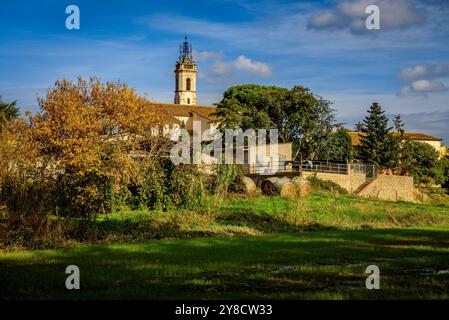 Clocher de l'église de Sils et village un matin d'automne (la Selva, Gérone, Catalogne, Espagne) ESP : Campanario de la iglesia y pueblo de Sils en otoño Banque D'Images