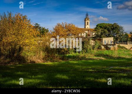 Clocher de l'église de Sils et village un matin d'automne (la Selva, Gérone, Catalogne, Espagne) ESP : Campanario de la iglesia y pueblo de Sils en otoño Banque D'Images