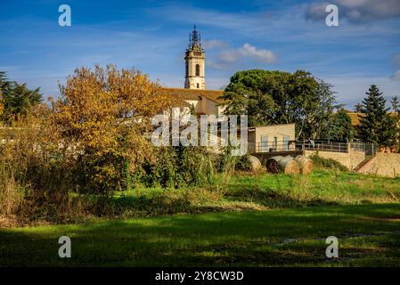 Clocher de l'église de Sils et village un matin d'automne (la Selva, Gérone, Catalogne, Espagne) ESP : Campanario de la iglesia y pueblo de Sils en otoño Banque D'Images