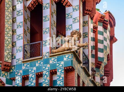 Détails de la céramique et de la sculpture sur la façade de Casa Vicens, conçu par Antoni Gaudi (Barcelone, Catalogne, Espagne) Banque D'Images