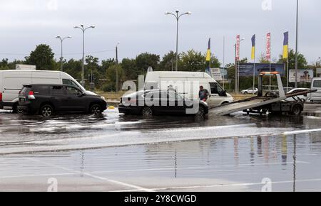 ODESSA, UKRAINE-septembre 5,2024 : après de fortes pluies, des embouteillages se sont formés sur les routes, les voitures sont arrosées d'eau et décrochent. Les voitures flottent dans des flaques sur le Banque D'Images