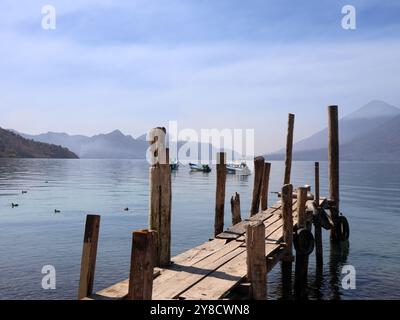 Lac Atitlan, Guatemala. Jetée au village de Santa Catarina, Palopo. Lac calme dans les Highlands, avec des volcans en arrière-plan. Amérique centrale. Banque D'Images