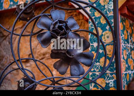 Détail d'une clôture en fer forgé sur le jardin de la Casa Vicens, conçu par Antoni Gaudí (Barcelone, Catalogne, Espagne) Banque D'Images