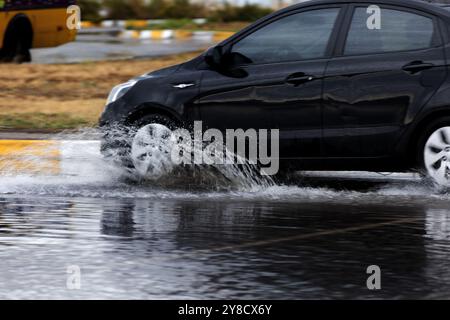 ODESSA, UKRAINE-septembre 5,2024 : après de fortes pluies, des embouteillages se sont formés sur les routes, les voitures sont arrosées d'eau et décrochent. Les voitures flottent dans des flaques sur le Banque D'Images