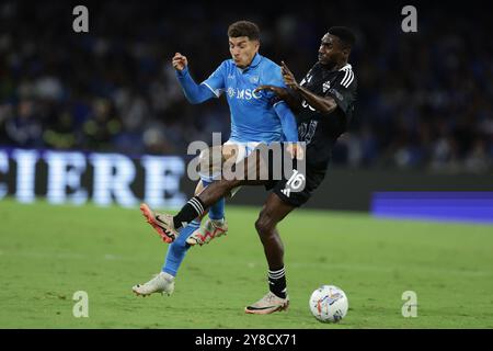 Le défenseur italien de Naples Giovanni Di Lorenzo se bat pour le ballon avec l'attaquant du Comoâs GAM Alieu Fadera lors du match de Serie A opposant SSC Napoli vs Como au stade Diego Armando Maradona de Naples, le 4 octobre 2024. Crédit : Independent photo Agency Srl/Alamy Live News Banque D'Images