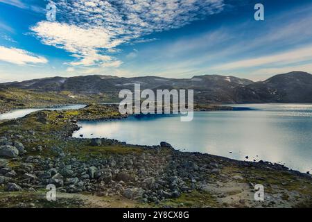 6 septembre 2024 - Lac Laghellervatnet de Norvège méridionale, près de Hallingskeld, Norvège méridionale. Banque D'Images