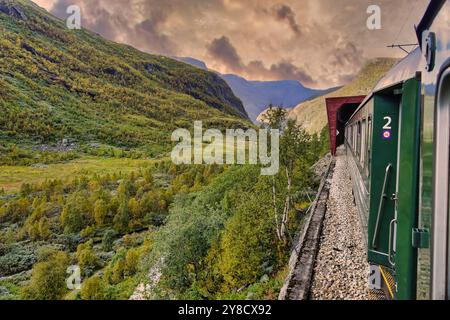 6 septembre 2024 - Norvège méridionale vue depuis la fenêtre du train Flam (le chemin de fer de FlŒm, FlŒmsbana) alors qu'il descend de Myrdal - le j Banque D'Images