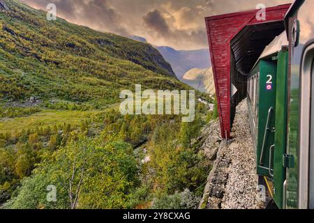 6 septembre 2024 - Norvège méridionale vue depuis la fenêtre du train Flam (le chemin de fer de FlŒm, FlŒmsbana) alors qu'il descend de Myrdal - le j Banque D'Images