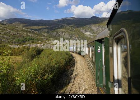 6 septembre 2024 - Norvège méridionale vue depuis la fenêtre du train Flam (le chemin de fer de FlŒm, FlŒmsbana) alors qu'il descend de Myrdal - le j Banque D'Images