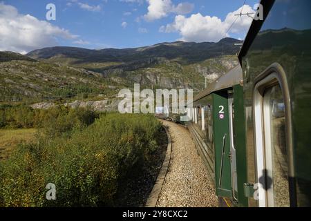 6 septembre 2024 - Norvège méridionale vue depuis la fenêtre du train Flam (le chemin de fer de FlŒm, FlŒmsbana) alors qu'il descend de Myrdal - le j Banque D'Images