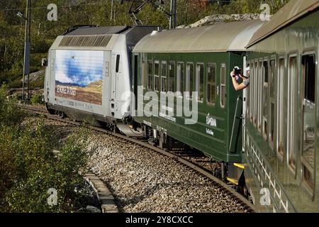 6 septembre 2024 - le passager touristique du sud de la Norvège prend une photo de la fenêtre du train Flam (le chemin de fer de FlŒm, FlŒmsbana) alors qu'il voyage d Banque D'Images