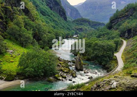 6 septembre 2024 - Norvège méridionale vue depuis la fenêtre du train Flam (le chemin de fer de FlŒm, FlŒmsbana) alors qu'il s'approche de Flam après avoir roulé vers le bas Banque D'Images