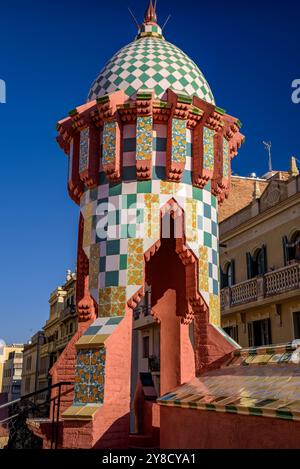 Cheminée et coupole sur le toit de la Casa Vicens, conçu par Antoni Gaudí (Barcelone, Catalogne, Espagne) ESP : Chimenea de la azotea de la Casa Vicens Banque D'Images