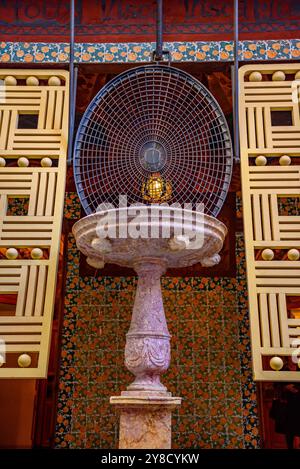 Fontaine ornementale dans la galerie donnant sur le jardin de Casa Vicens, oeuvre d'Antoni Gaudí (Barcelona, ​​Catalonia, Espagne) Banque D'Images