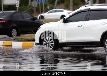 Après de fortes pluies, des embouteillages se sont formés sur les routes, les voitures sont arrosées d'eau et décrochent. Les voitures flottent dans des flaques sur les routes, des éclaboussures. Effondrement de la route vers l'arrière Banque D'Images