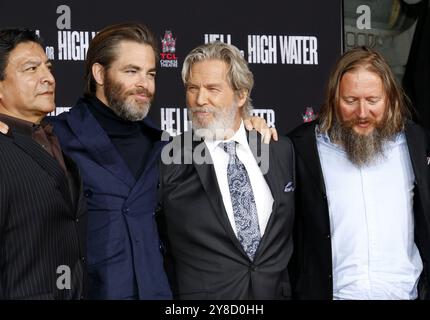 Gil Birmingham, Chris Pine, David Mackenzie et Jeff Bridges lors de la cérémonie des mains et de l'empreinte de Jeff Bridges qui s'est tenue au TCL Chinese Theatre IMAX à Hollywood, aux États-Unis, le 6 janvier 2017. Banque D'Images