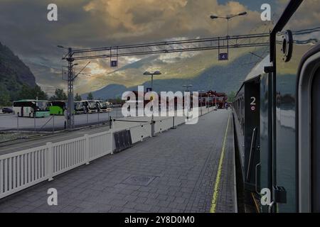 6 septembre 2024 - Norvège méridionale vue de la fenêtre du train Flam (le chemin de fer de FlŒm, FlŒmsbana) comme il arrive à Flam de Myrdal - le JO Banque D'Images