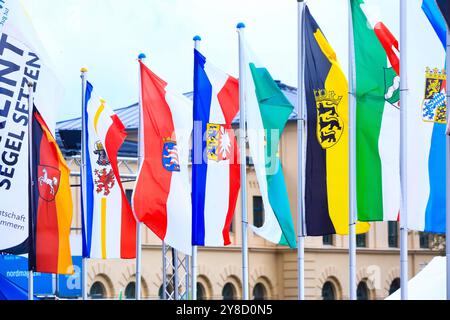 Feierlichkeiten zum Tag der Deutschen Einheit Fahnen BEI den Feierlichkeiten zum Tag der Deutschen Einheit in Schwerin, 3. Oktober 2024 Allemagne *** célébrations de la Journée de l'unité allemande drapeaux aux célébrations de la Journée de l'unité allemande à Schwerin, le 3 octobre 2024 Allemagne Copyright : xMatthiasxGränzdörferx Banque D'Images