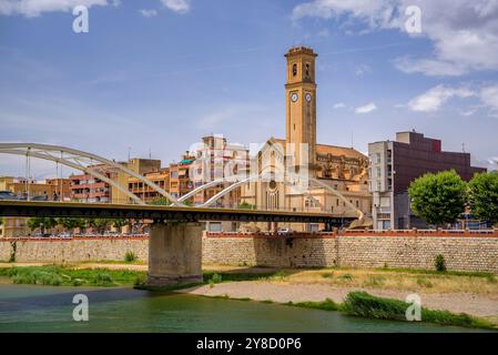 Église de Roser et pont ESTAT en face de l'Èbre, à Tortosa (Tarragone, Catalogne, Espagne) ESP : Iglesia del Roser y puente del ESTAT Banque D'Images