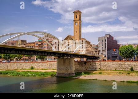 Église de Roser et pont ESTAT en face de l'Èbre, à Tortosa (Tarragone, Catalogne, Espagne) ESP : Iglesia del Roser y puente del ESTAT Banque D'Images