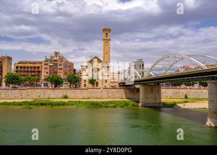 Église de Roser et pont ESTAT en face de l'Èbre, à Tortosa (Tarragone, Catalogne, Espagne) ESP : Iglesia del Roser y puente del ESTAT Banque D'Images