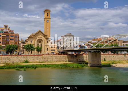 Église de Roser et pont ESTAT en face de l'Èbre, à Tortosa (Tarragone, Catalogne, Espagne) ESP : Iglesia del Roser y puente del ESTAT Banque D'Images