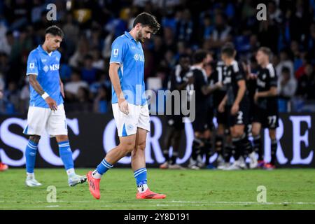 Naples, Italie. 04 octobre 2024. Mathias Olivera et Khvicha Kvaratskhelia de la SSC Napoli semblent déçus après que Gabriel Strefezza de Côme (non représenté) ait marqué le but de 1-1 lors du match de Serie A entre la SSC Napoli et Côme 1907 au stade Diego Armando Maradona à Napoli (Italie), le 4 octobre 2024. Crédit : Insidefoto di andrea staccioli/Alamy Live News Banque D'Images