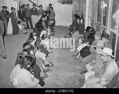 Travailleurs mexicains de noix de pécan attendant dans le hall syndical pour une affectation au travail. San Antonio, Texas mars 1939 Banque D'Images