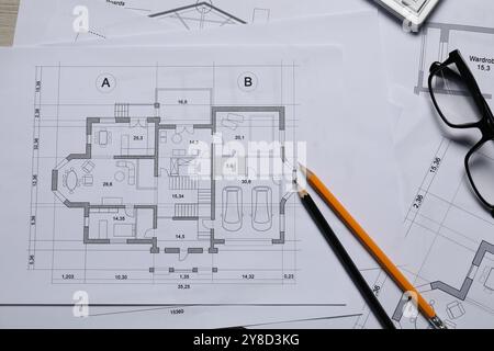 Différents dessins architecturaux, verres et crayons, vue de dessus Banque D'Images