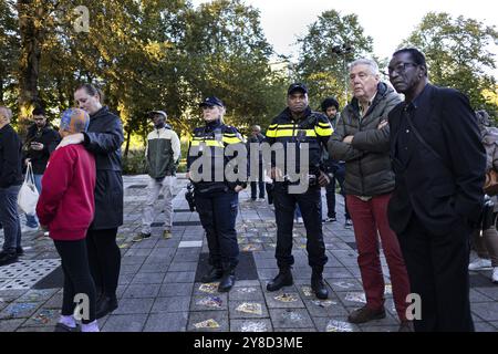 AMSTERDAM - la commémoration annuelle à «l'arbre qui a tout vu» de la catastrophe aérienne Bijlmer. Dimanche soir, le 4 octobre 1992, à 18h36, un avion cargo El Al Boeing 747 a pénétré dans les appartements Groeneveen et Klein-Kruitberg dans le Bijlmermeer d'Amsterdam. Le résultat fut 43 morts et d'énormes ravages. ANP RAMON VAN FLYMEN netherlands Out - belgique Out Credit : ANP/Alamy Live News Banque D'Images