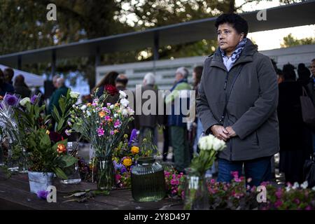 AMSTERDAM - la commémoration annuelle à «l'arbre qui a tout vu» de la catastrophe aérienne Bijlmer. Dimanche soir, le 4 octobre 1992, à 18h36, un avion cargo El Al Boeing 747 a pénétré dans les appartements Groeneveen et Klein-Kruitberg dans le Bijlmermeer d'Amsterdam. Le résultat fut 43 morts et d'énormes ravages. ANP RAMON VAN FLYMEN netherlands Out - belgique Out Credit : ANP/Alamy Live News Banque D'Images