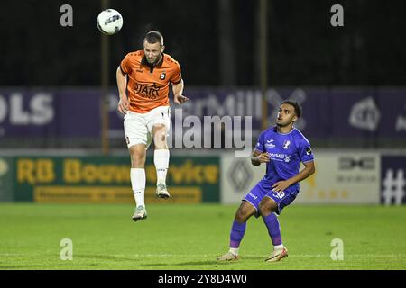 Maasmechelen, Belgique. 04 octobre 2024. Christophe Janssens de Deinze se bat pour le ballon lors d'un match de football entre Patro Eisden et KMSK Deinze, vendredi 04 octobre 2024 à Maasmechelen, lors de la septième journée de la deuxième division du championnat belge 'Challenger Pro League' 2024-2025. BELGA PHOTO JOHAN Eyckens crédit : Belga News Agency/Alamy Live News Banque D'Images