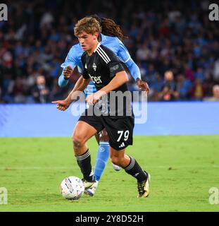 Naples, Campanie, ITALIE. 4 octobre 2024. Pendant le match de football du 04/10/2024, valable pour le championnat italien Serie A - 2024/25 à Naples au Diego Armando Maradona Stadium entre SSC Napoli vs FC Como. Sur la photo : Nico Paz de Côme (crédit image : © Fabio Sasso/ZUMA Press Wire) USAGE ÉDITORIAL SEULEMENT! Non destiné à UN USAGE commercial ! Crédit : ZUMA Press, Inc/Alamy Live News Banque D'Images