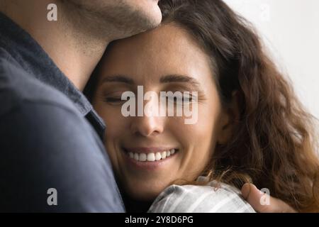 Paisible heureuse belle femme latine câlin à l'homme bien-aimé Banque D'Images