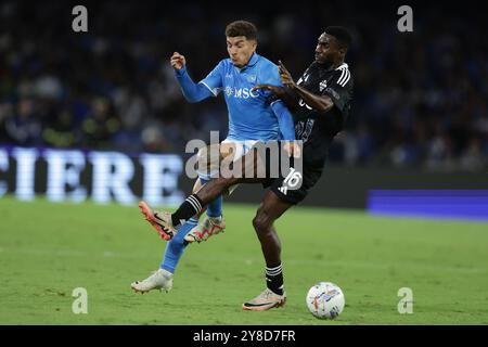 Le défenseur italien de Naples Giovanni Di Lorenzo conteste le ballon avec l'attaquant GAM de Côme Alieu Fadera lors du match de Serie A opposant SSC Napoli vs Côme au stade Diego Armando Maradona de Naples, le 4 octobre 2024. Banque D'Images